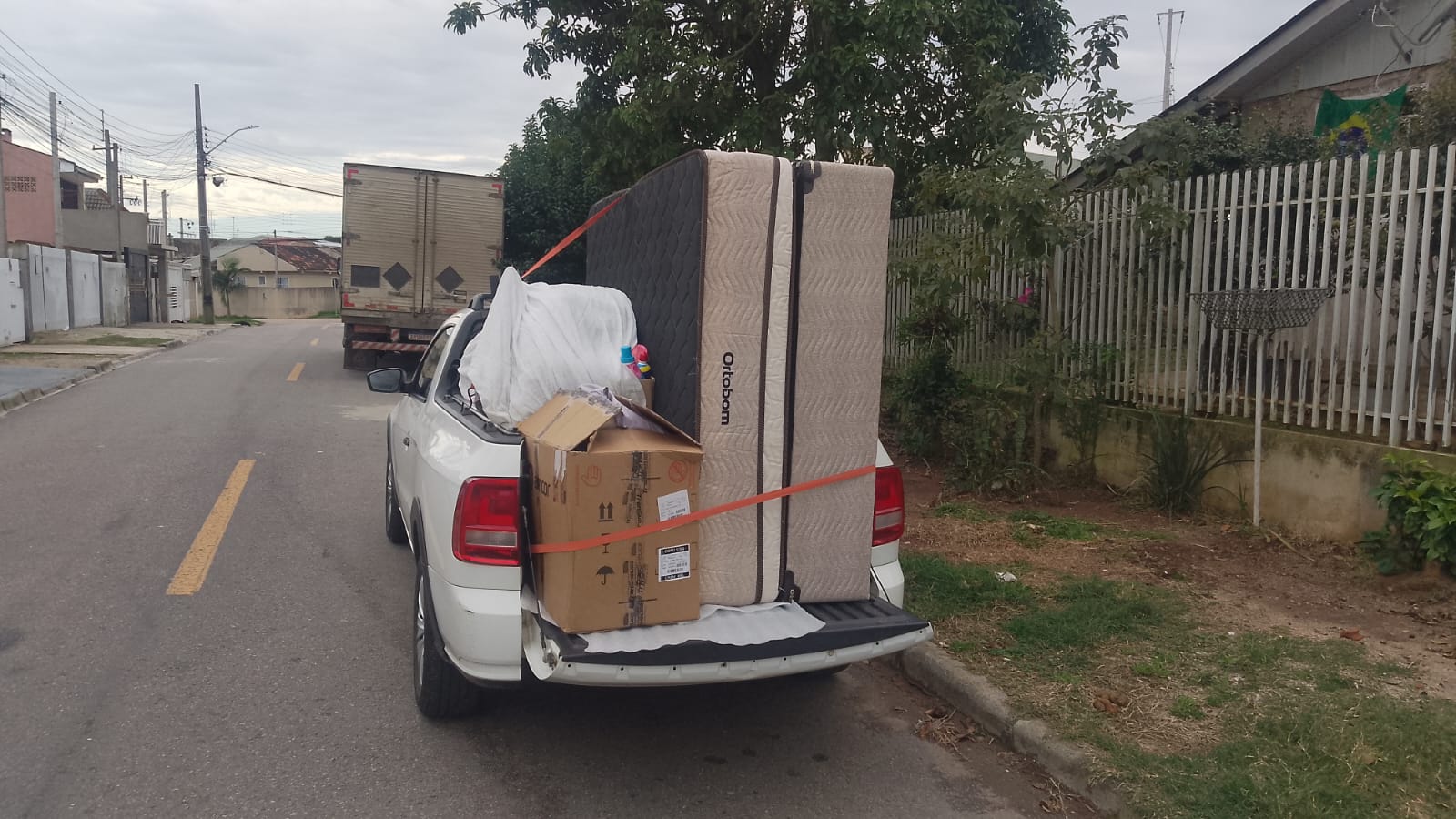 Saveiro da FRETEX transportando colchão e caixas em Colombo