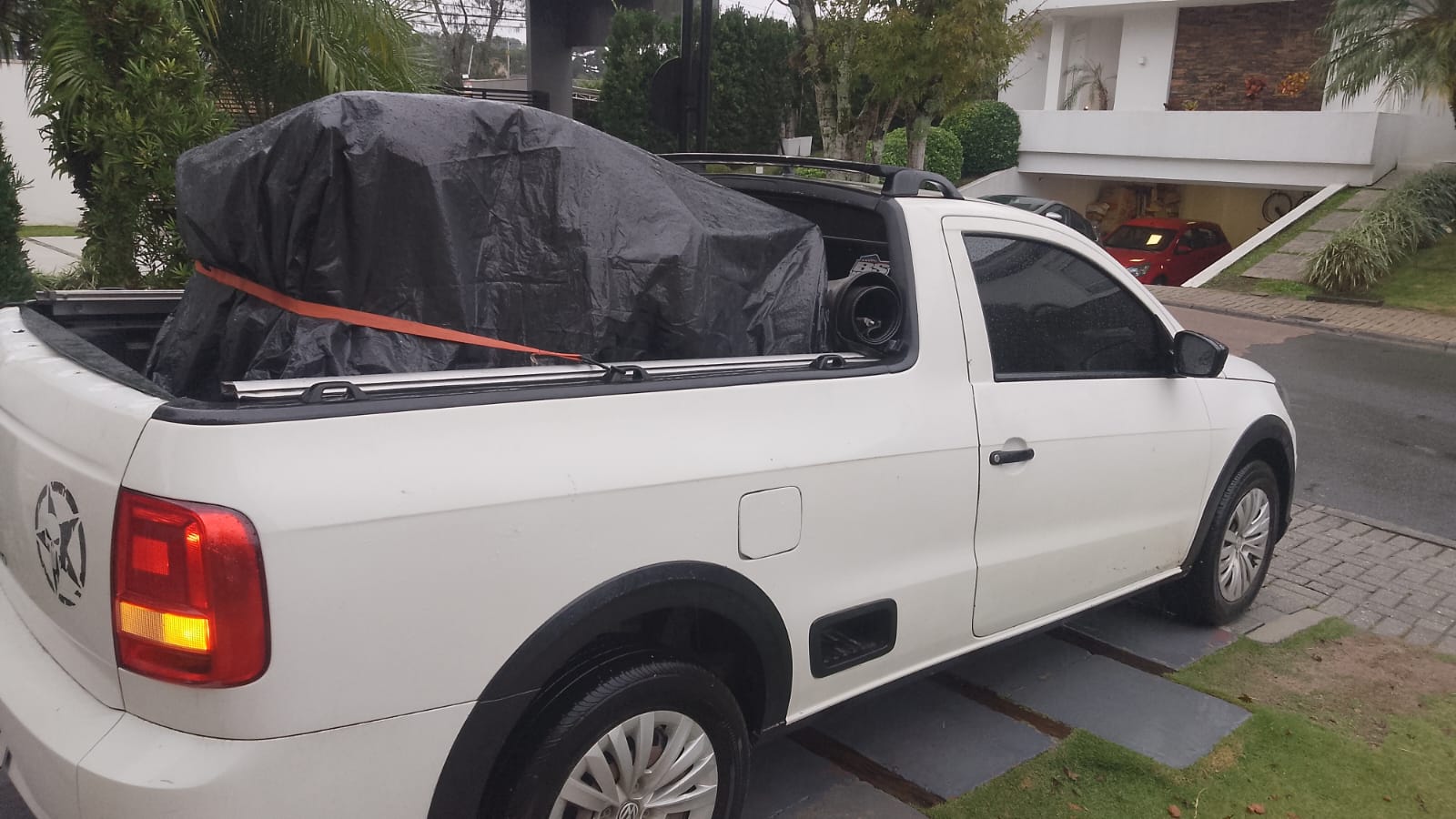 Carreto com Saveiro em bairro de Colombo